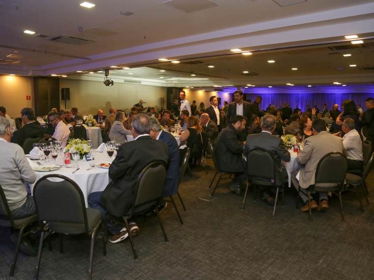 Autoridades e convidados em cerimônia institucional