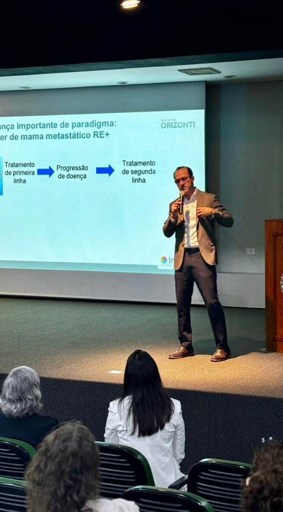 Apresentação em auditório durante simpósio médico