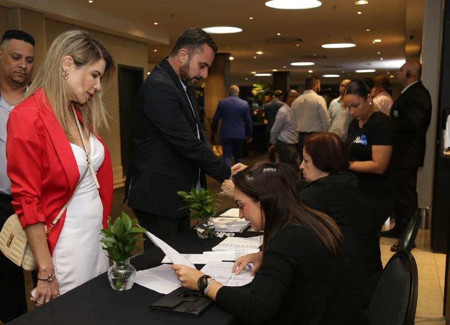 Autoridades em palco durante evento institucional