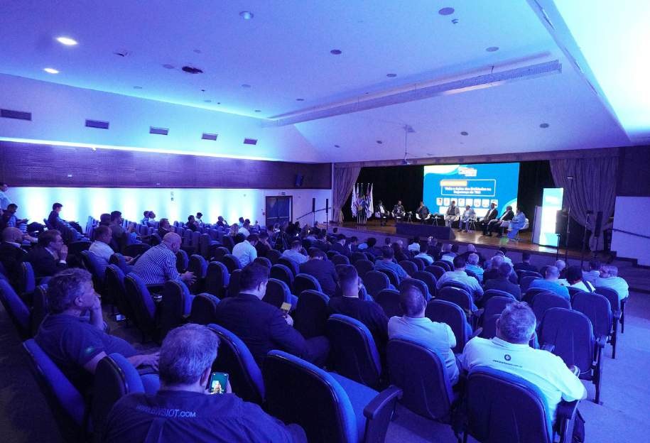 Auditório iluminado durante fórum de políticas públicas